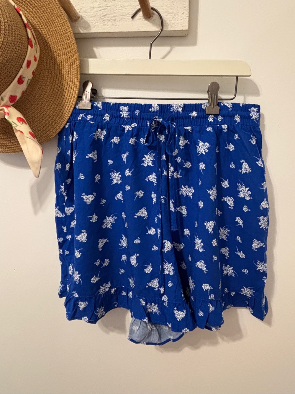 NWOT CeCe Ruffled Shorts - Picture 3 of 6
